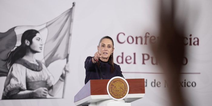La presidenta de México, Claudia Sheinbaum, habla en una rueda de prensa este lunes, en el Palacio Nacional de Ciudad de México (México). EFE/José Méndez