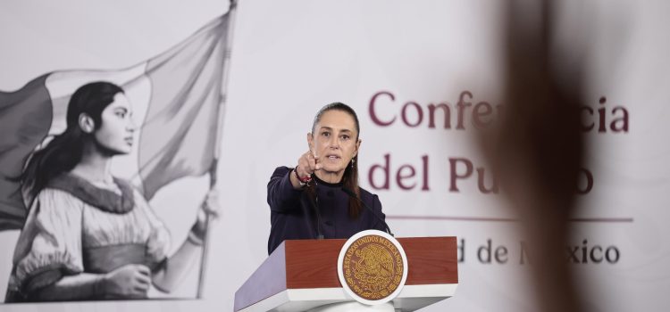 La presidenta de México, Claudia Sheinbaum, habla en una rueda de prensa este lunes, en el Palacio Nacional de Ciudad de México (México). EFE/José Méndez