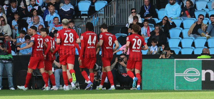 Los jugadores del Friburgo celebran su segundo gol durante el partido de vuelta de cuartos de final de la Liga Europa de fútbol entre el Celta y el Friburgo, este jueves en el estadio de Balaídos. EFE/ Salvador Sas