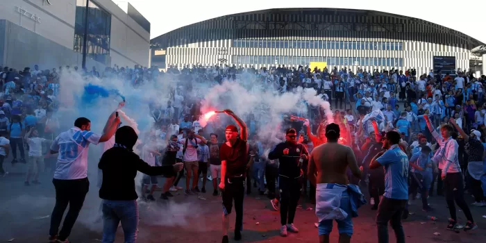 alt Apedreado el bus del Lyon en Marsella, herido el técnico visitante y suspendido el partido