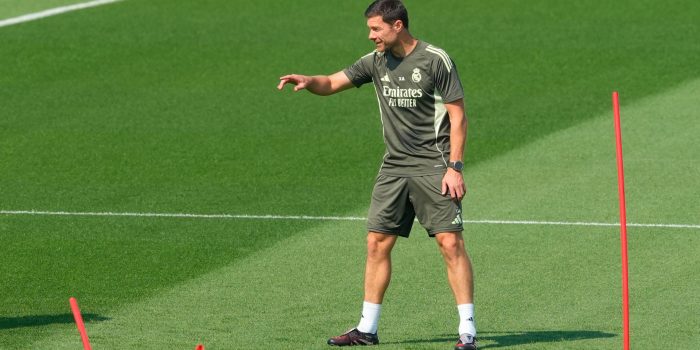 El entrenador del Real Madrid, Xabi Alonso, durante un entrenamiento el pasado 23 de agosto. EFE/Borja Sánchez-Trillo