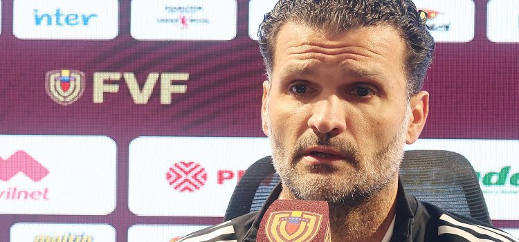 El seleccionador de Venezuela, Oswaldo Vizcarrondo, durante una rueda de prensa en Caracas. EFE/Miguel Gutiérrez