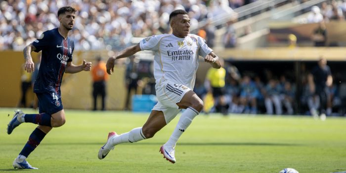 Lucas Beraldo (i) de París Saint-Germain disputa el balón con Kylian Mbappé en un partido del Mundial de Clubes entre París Saint-Germain y Real Madrid en el estadio MetLife de Nueva York (Estados Unidos). EFE/Ángel Colmenares
