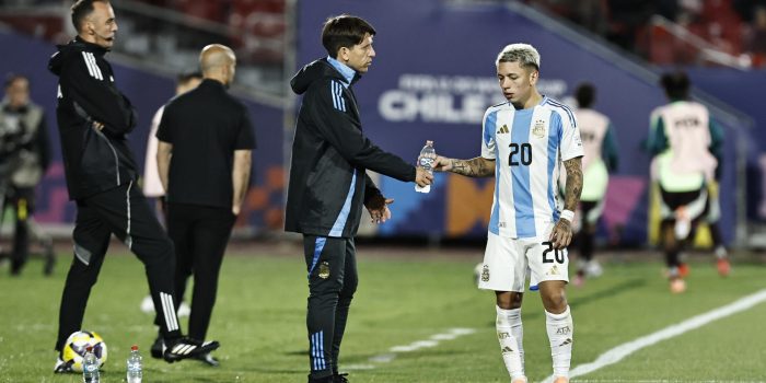 El entrenador de Argentina, Diego Placente, da instrucciones este sábado en el partido de cuartos de final del Mundial Sub-20 ante México. EFE/Osvaldo Villarroel