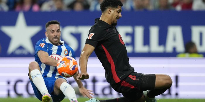 El centrocampista del Espanyol, Edu Expósito (i), disputa el balón ante el defensa uruguayo del FC Barcelona, Ronald Araujo, durante el encuentro correspondiente a la jornada 36 de Laliga EA Sports que disputaron RCD Espanyol y FC Barcelona en el RCDE Stadium, en Cornellá de Llobregat, Barcelona. EFE / Enric Fontcuberta.
