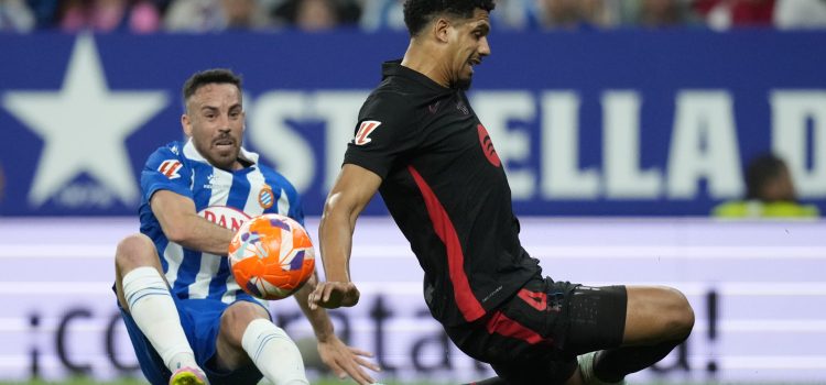 El centrocampista del Espanyol, Edu Expósito (i), disputa el balón ante el defensa uruguayo del FC Barcelona, Ronald Araujo, durante el encuentro correspondiente a la jornada 36 de Laliga EA Sports que disputaron RCD Espanyol y FC Barcelona en el RCDE Stadium, en Cornellá de Llobregat, Barcelona. EFE / Enric Fontcuberta.