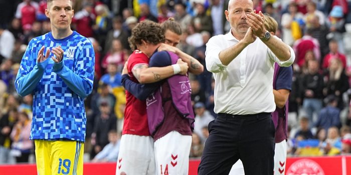 El entrenador danés Brian Riemer tras suspenderse el amistoso que jugaron Dinamarca y Ucrania en Odense, Dinamarca. EFE/EPA/Bo Amstrup DENMARK OUT