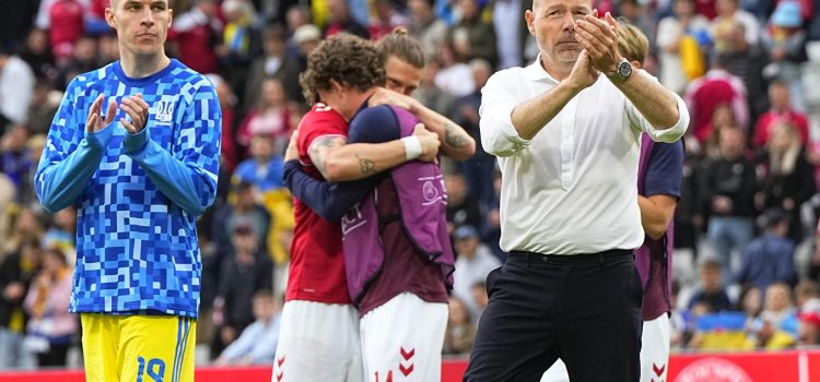 El entrenador danés Brian Riemer tras suspenderse el amistoso que jugaron Dinamarca y Ucrania en Odense, Dinamarca. EFE/EPA/Bo Amstrup DENMARK OUT