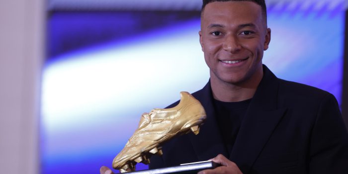 El delantero francés del Real Madrid Kylian Mbappe recibe este viernes la Bota de Oro en un acto celebrado en el palco del Santiago Bernabéu. EFE/Javier Lizón