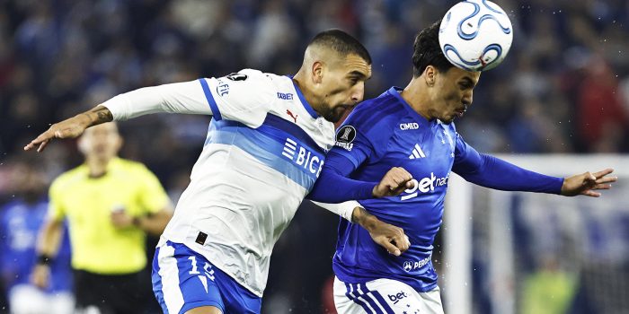 Branco Ampuero (i), de Universidad Católica, disputa el balón con Kaio Jorge, de Cruzeiro, este miércoles en un partido de la Copa Libertadores en el estadio Claro Arena de Santiago (Chile). EFE/ Osvaldo Villarroel