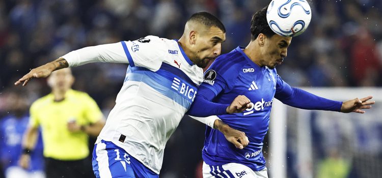 Branco Ampuero (i), de Universidad Católica, disputa el balón con Kaio Jorge, de Cruzeiro, este miércoles en un partido de la Copa Libertadores en el estadio Claro Arena de Santiago (Chile). EFE/ Osvaldo Villarroel