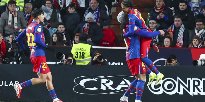 El defensa del Barcelona Ronald Araújo (c) celebra con Lamine Yamal (d) tras marcar el segundo gol, durante el partido de cuartos de final de la Copa del Rey que Albacete Balompié y FC Barcelona disputaron en el estadio Carlos Belmonte. EFE/Ismael Herrero