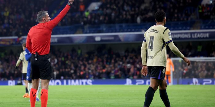 Imagen de archivo de un árbitro mostrando una tarjeta roja a un jugador. EFE/EPA/NEIL HALL