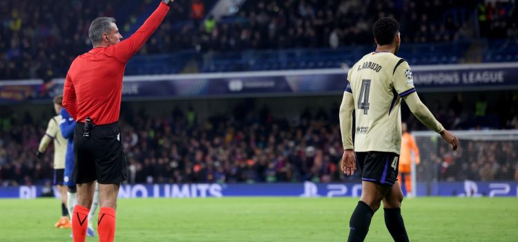 Imagen de archivo de un árbitro mostrando una tarjeta roja a un jugador. EFE/EPA/NEIL HALL