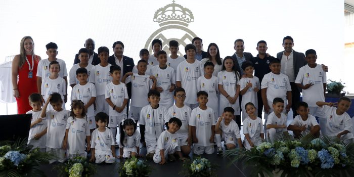 Un grupo de niños posa junto a directivos de la Fundación Real Madrid y de la empresa Gonvarri en Itagüí (Colombia). La Fundación Real Madrid, en colaboración con el grupo industrial español Gonvarri, inauguró una nueva escuela sociodeportiva para implementar por primera vez fuera de España un programa que integra al deporte con la educación vial. EFE/ Luis Eduardo Noriega Arboleda