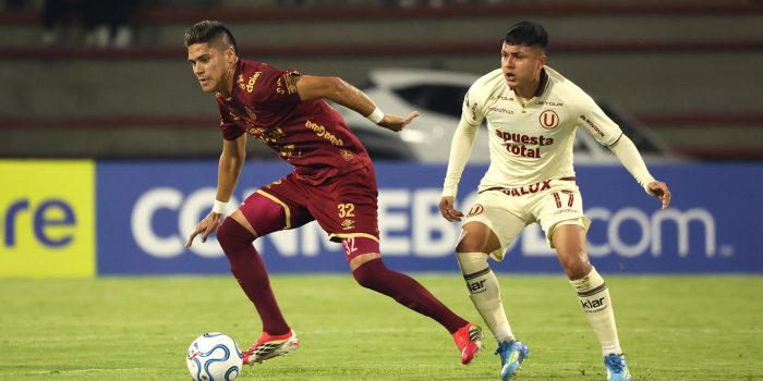Sebastián Guzmán (i), de Tolima, avanza ante la marca de Jairo Concha, de Universitario, en el estadio Manuel Murillo Toro. EFE/ Agencia Unido360