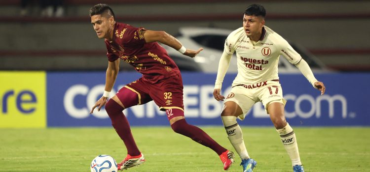 Sebastián Guzmán (i), de Tolima, avanza ante la marca de Jairo Concha, de Universitario, en el estadio Manuel Murillo Toro. EFE/ Agencia Unido360