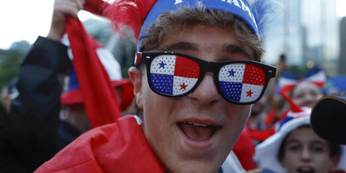 Un aficionado panameño celebra durante el banderazo este martes, antes del debut ante Ghana en un partido del grupo L del Mundial 2026, en Nathan Phillips Square en Toronto (Canadá). EFE/Bienvenido Velasco