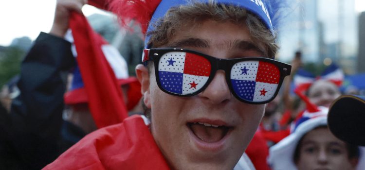 Un aficionado panameño celebra durante el banderazo este martes, antes del debut ante Ghana en un partido del grupo L del Mundial 2026, en Nathan Phillips Square en Toronto (Canadá). EFE/Bienvenido Velasco