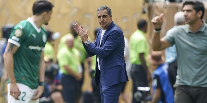 El ya exentrenador del Botafogo, Renato Paiva (C), gesticula durante el partido de la Copa Mundial de Clubes de la FIFA 2025 entre Palmeiras y Botafogo en Filadelfia, Pensilvania, EE. UU. EFE/EPA/WILL OLIVER