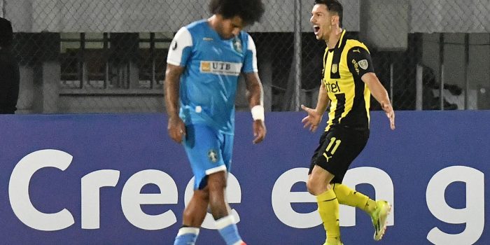 Maximiliano Silvera (d), de Peñarol, anotó un doblete en la victoria por 0-3 ante el San Antonio. EFE/ Jorge Ábrego