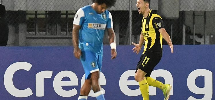 Maximiliano Silvera (d), de Peñarol, anotó un doblete en la victoria por 0-3 ante el San Antonio. EFE/ Jorge Ábrego