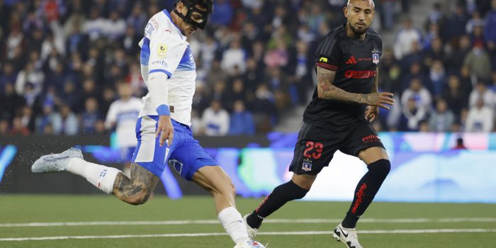 Fernando Zampedri (i), de Universidad Católica, disputa un balón con Arturo Vidal, de Colo-Colo, en un partido de la Liga de Primera entre Universidad Católica y Colo-Colo en el estadio Claro Arena en Santiago (Chile). EFE/Elvis González