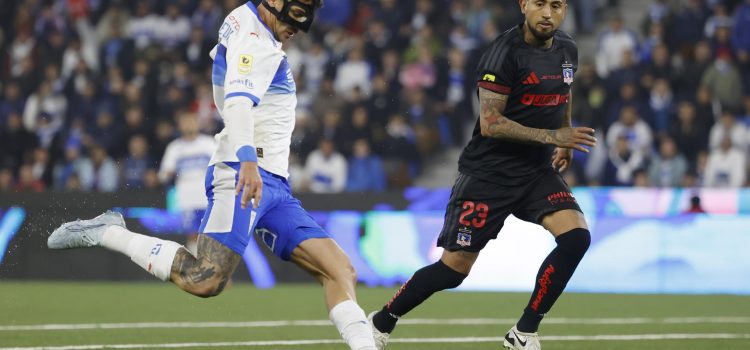 Fernando Zampedri (i), de Universidad Católica, disputa un balón con Arturo Vidal, de Colo-Colo, en un partido de la Liga de Primera entre Universidad Católica y Colo-Colo en el estadio Claro Arena en Santiago (Chile). EFE/Elvis González