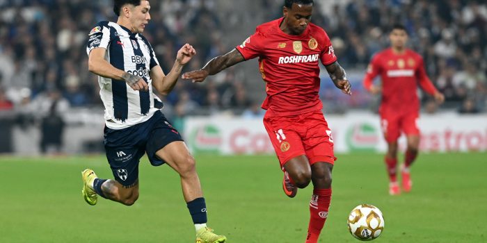 Gerardo Arteaga (i), de Monterrey, disputa el balón con Helinho, de Toluca, en el partido de ida de las semifinales de la Liga MX entre Monterrey y Toluca en el estadio BBVA en Guadalupe (México). EFE/Miguel Sierra