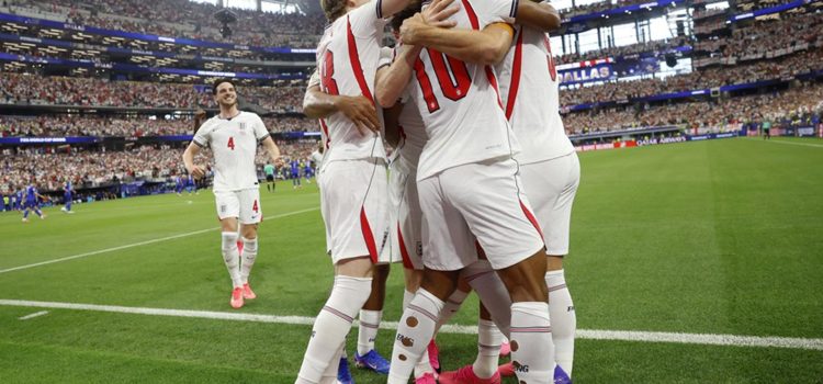 Jugadores de Inglaterra celebran un gol de penalti en un partido del grupo L del Mundial de la FIFA 2026. EFE/ Mariscal