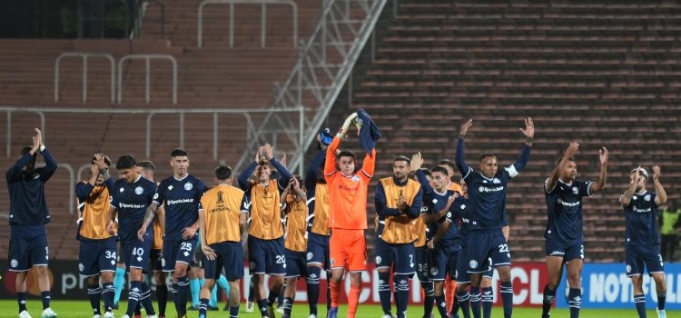 Los jugadores de Independiente Rivadavia celebran al final del partido ante Fluminense el pase a los octavos de la Copa Libertadores en el estadio Malvinas Argentinas en Mendoza. EFE/Axel Lloret