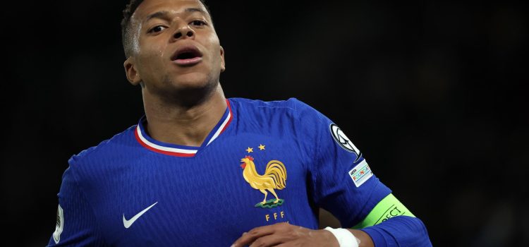 El jugador Kylian Mbappe durante el partido de este jueves ante Ucrania correspondiente a la fase de clasificación del Mundial 2026. EFE/EPA/CHRISTOPHE PETIT TESSON