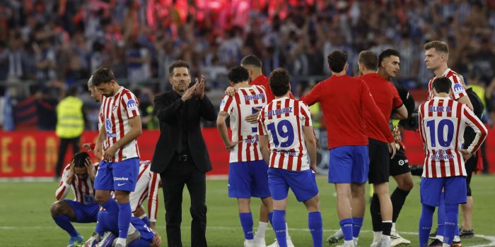 El técnico argentino del Atlético de Madrid, Diego Pablo Simeone, tras caer en la final de la Copa del Rey que han disputado frente a la Real Sociedad este sábado en el estadio de La Cartuja, en Sevilla. EFE/Julio Muñoz.