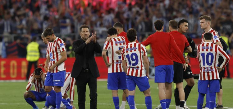 El técnico argentino del Atlético de Madrid, Diego Pablo Simeone, tras caer en la final de la Copa del Rey que han disputado frente a la Real Sociedad este sábado en el estadio de La Cartuja, en Sevilla. EFE/Julio Muñoz.