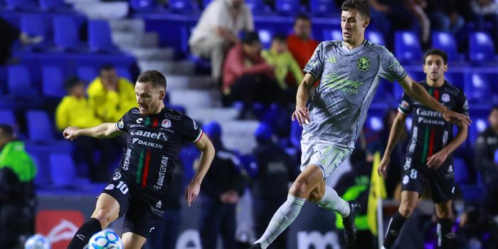 Rodrigo Dourado (d) de América disputa el balón con Sebastien Salles-lamonge de San Luis en un partido de la Liga MX en el estadio de Ciudad de los Deportes en Ciudad de México (México). Imagen de archivo. EFE/Sáshenka Gutiérrez