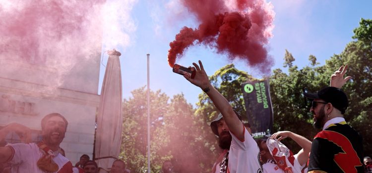 Aficionados del Rayo Vallecano celebran en el centro de Leipzig, antes de la final de la Liga Conferencia que disputará su equipo contra el Crystal Palace. EFE/EPA/FILIP SINGER