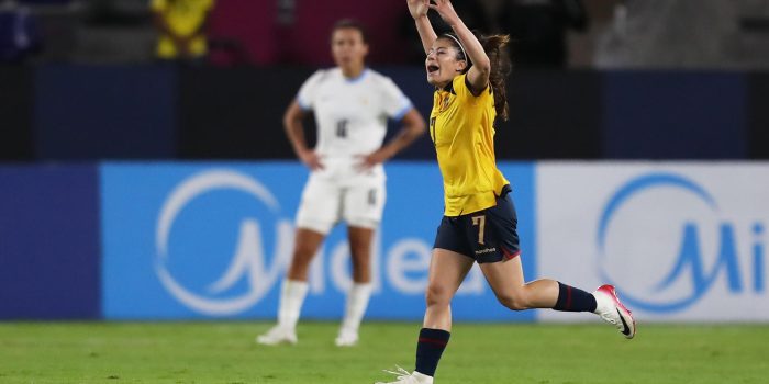 Emily Arias festeja el segundo gol que le dio el empate de Ecuador ante Uruguay en la Copa América Femenina. EFE/Jóse Jácome