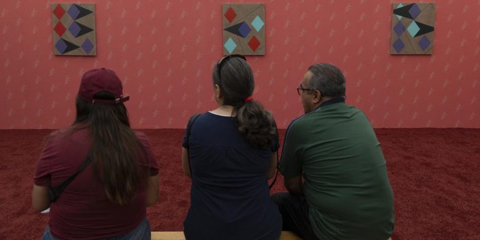 Personas recorren la muestra ‘El que la cambia la falla’ este sábado, en el Museo de Arte de Zapopan (Guadalajara, México), donde se exhiben los coloridos uniformes del exarquero mexicano Jorge Campos. EFE/ Francisco Guasco