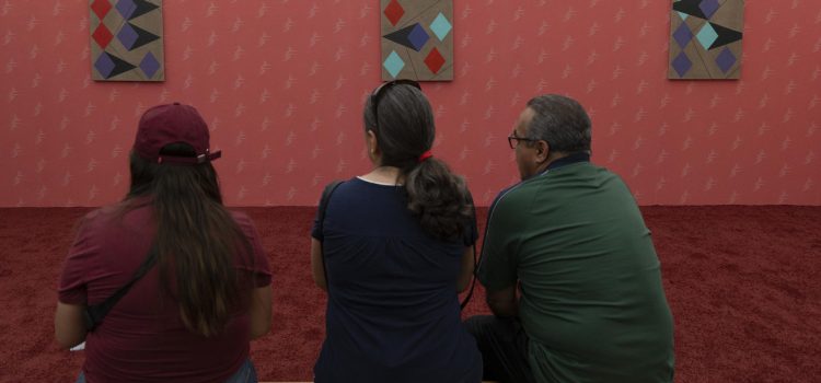 Personas recorren la muestra ‘El que la cambia la falla’ este sábado, en el Museo de Arte de Zapopan (Guadalajara, México), donde se exhiben los coloridos uniformes del exarquero mexicano Jorge Campos. EFE/ Francisco Guasco