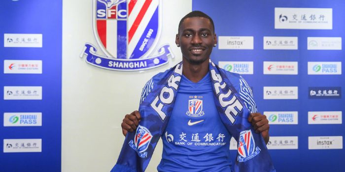 El delantero ecuatoguineano Luis Asué (i) posa con la camiseta de su nuevo equipo, el Shanghái Shenhua, durante su presentación oficial en Shanghái. Asué, de 23 años, se convierte en el primer futbolista de Guinea Ecuatorial en jugar en la Superliga china. EFE/Shanghái Shenhua  *****SOLO USO EDITORIAL/SOLO DISPONIBLE PARA ILUSTRAR LA NOTICIA QUE ACOMPAÑA (CRÉDITO OBLIGATORIO) *****