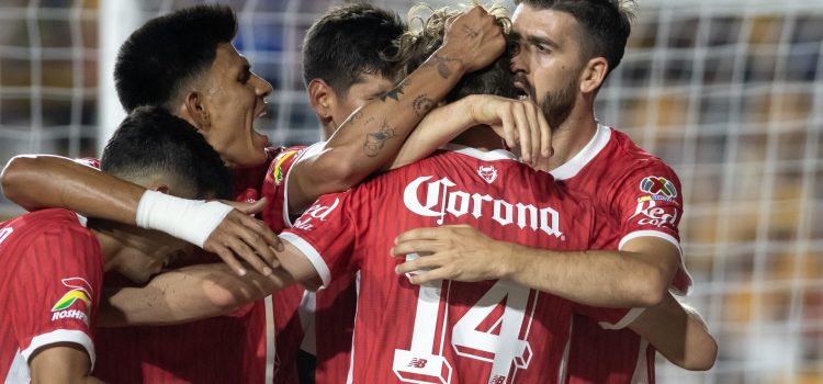 Jugadores de Toluca celebran un gol en un partido de ida de la semifinal del Torneo Clausura 2025 Liga MX entre Tigres y Toluca en el estadio Universitario de la ciudad de Monterrey (México). EFE/ Miguel Sierra