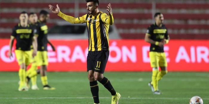 Enrique Triverio de The Strongest celebra un gol en el partido de vuelta de octavos de final de la Copa Libertadores. EFE/ Luis Gandarillas