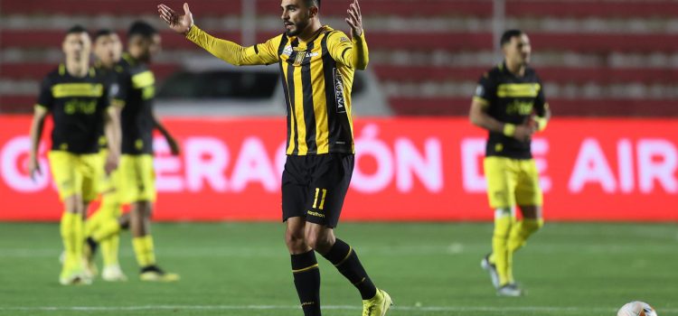 Enrique Triverio de The Strongest celebra un gol en el partido de vuelta de octavos de final de la Copa Libertadores. EFE/ Luis Gandarillas