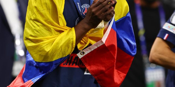 El ecuatoriano Willian Pacho, del PSG, celebra la victoria en la final de la UEFA Champions League entre el Paris Saint-Germain y el Arsenal en Budapest, Hungría, el 30 de mayo de 2026. EFE/ANNA SZILAGYI
