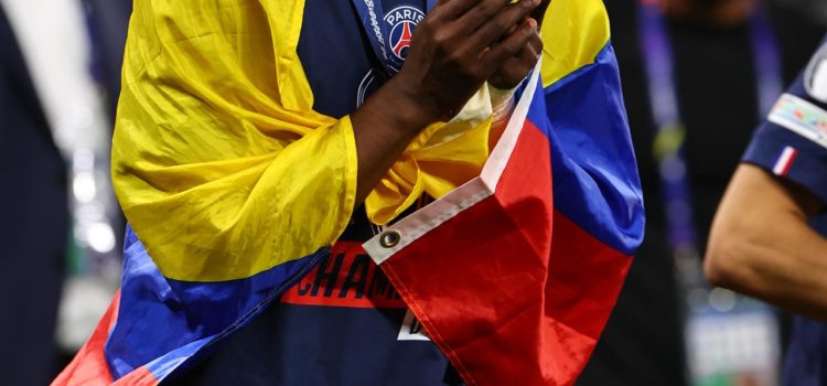 El ecuatoriano Willian Pacho, del PSG, celebra la victoria en la final de la UEFA Champions League entre el Paris Saint-Germain y el Arsenal en Budapest, Hungría, el 30 de mayo de 2026. EFE/ANNA SZILAGYI