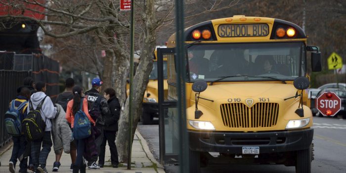 Fotografía de Justin Lane, en la que puede verse en una imagen de archivo del 15 de enero de 2013 a un autobús escolar en Estados Unidos. EFE