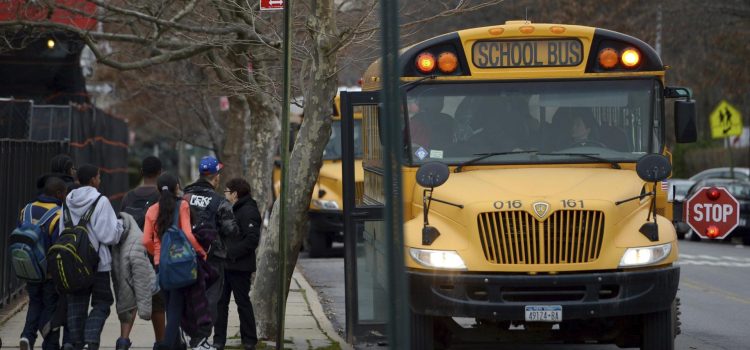 Fotografía de Justin Lane, en la que puede verse en una imagen de archivo del 15 de enero de 2013 a un autobús escolar en Estados Unidos. EFE