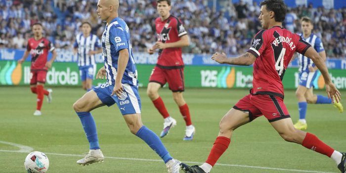 El centrocampista del Alavés Jon Guridi (i) juega un baalón ante Pedro Díaz, del Rayo, durante el partido de LaLiga de fútbol que Deportivo Alavés y Rayo Vallecano disputan en el estadio de Mendizorroza, en Vitoria. EFE/ L. Rico