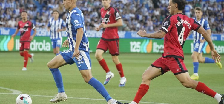 El centrocampista del Alavés Jon Guridi (i) juega un baalón ante Pedro Díaz, del Rayo, durante el partido de LaLiga de fútbol que Deportivo Alavés y Rayo Vallecano disputan en el estadio de Mendizorroza, en Vitoria. EFE/ L. Rico