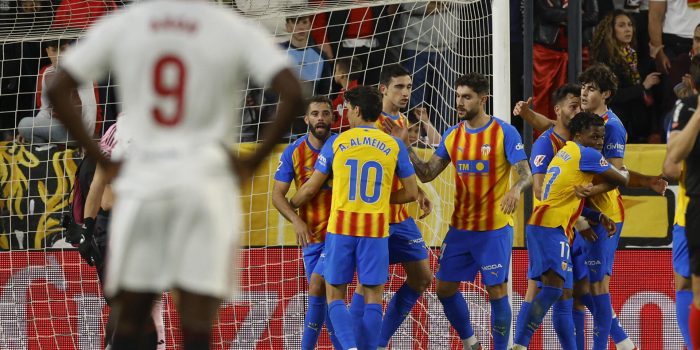 -Los jugadores del Valencia celebran el gol del centrocampista del Valencia Largie Ramazani contra el Sevilla, durante el partido de la jornada 29 de LaLiga EA Sports entre Sevilla y Valencia, este sábado en el estadio Sánchez- Pizjuán en Sevilla.-EFE/ Julio Muñoz